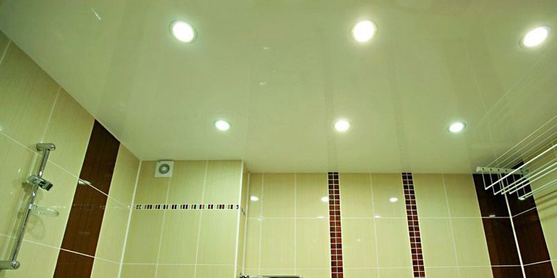 Натяжной потолок в ванной: удобно, красиво и практично