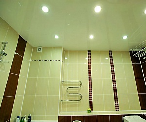 Натяжной потолок в ванную комнату