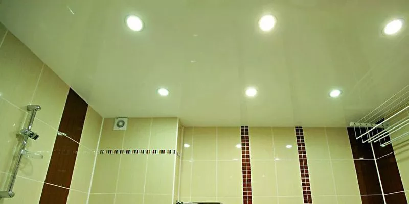 Натяжной потолок в ванной: удобно, красиво и практично